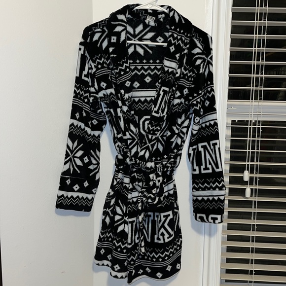 Snowflake black and white PINK robe - Picture 1 of 3